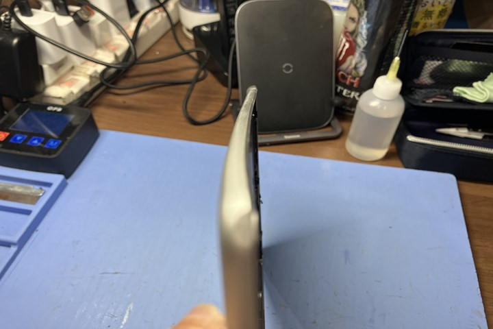 圧をかけてしまいフレーム歪みや液晶破損に繋がってしまった💦