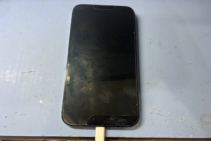 ケーブルで充電不可なiPhone13ProMaxの修理をご紹介！