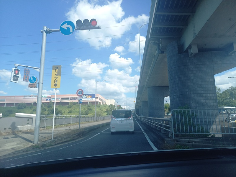 直進左手にガーデンモール木津川の建物が見えます。