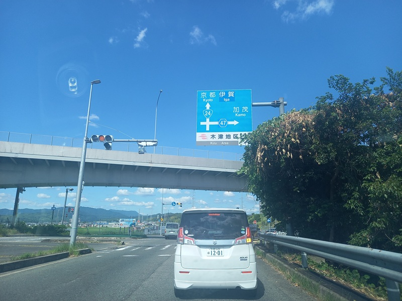 高架道路(国道163号線など)の下をくぐり、直進します。
