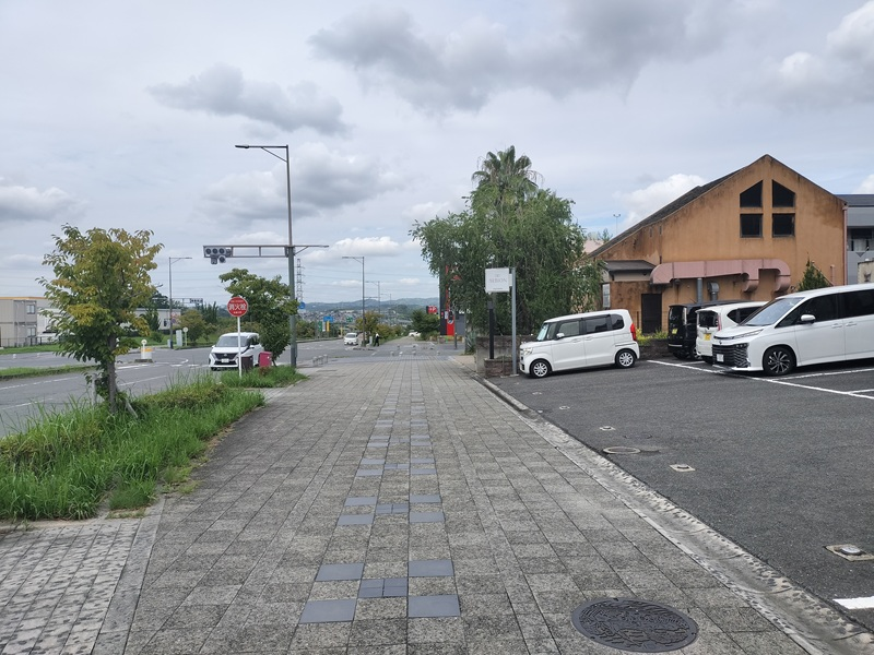 バス停下車後、直進します。(徒歩1分ほど)