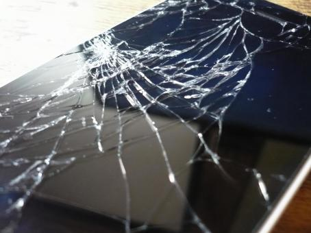iPhoneのガラス割れを放置すると危険！今すぐ修理を検討すべき理由