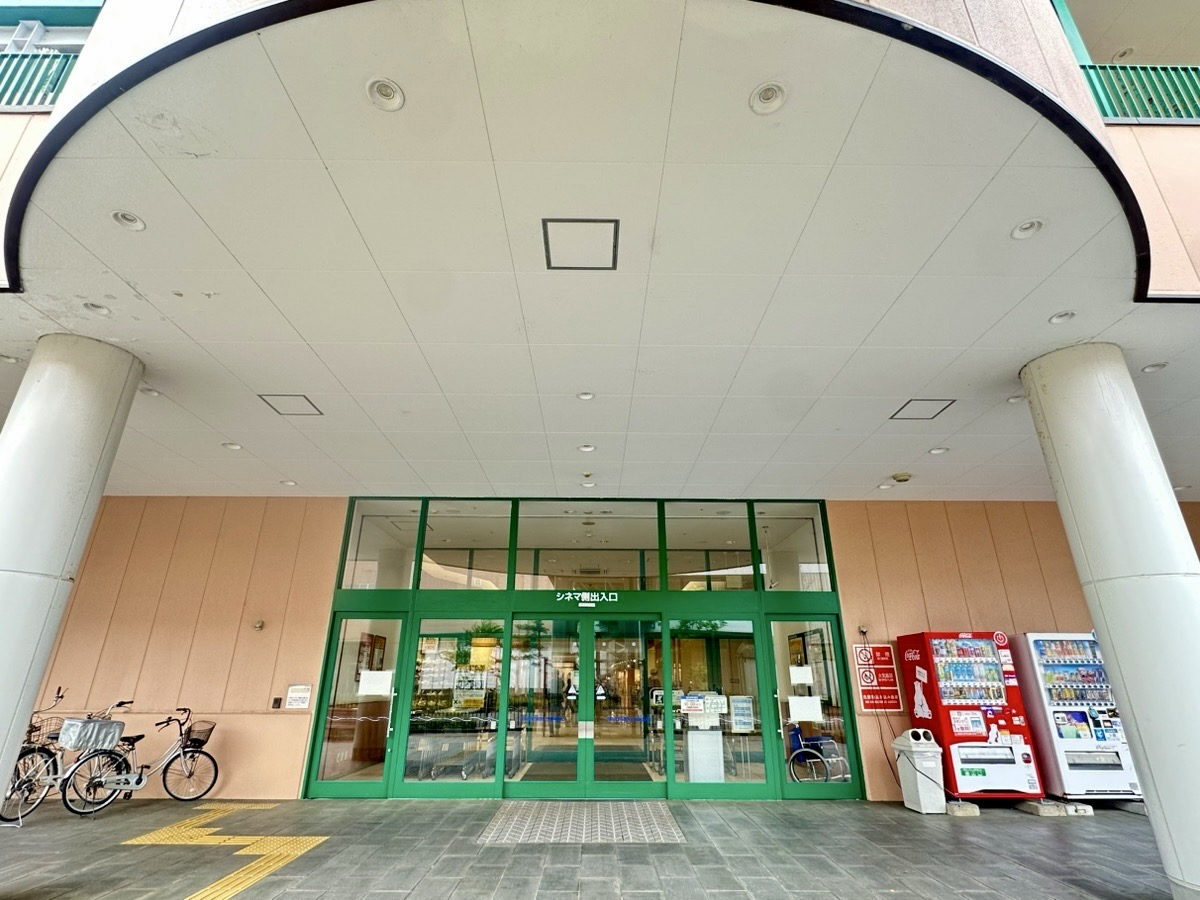 長岡リバーサイド千秋の駐車場から【リバーサイドコート】へ向かってください。