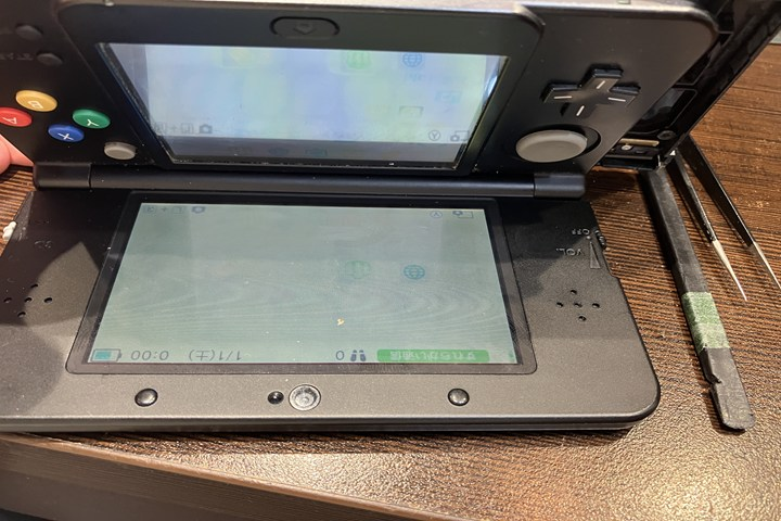 New3DS内部を確認しカメラパーツ故障を調査している様子