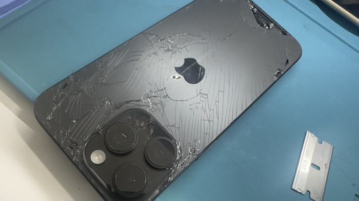 iPhone修理　背面割れ　ダイワンテレコム　渋谷　しぶちか　駅直結　最短