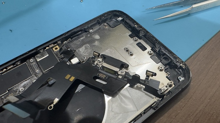 iPhone修理 渋谷 iPhone11 ドックコネクタ修理　充電不良　即日　ダイワンテレコム 　駅直結　