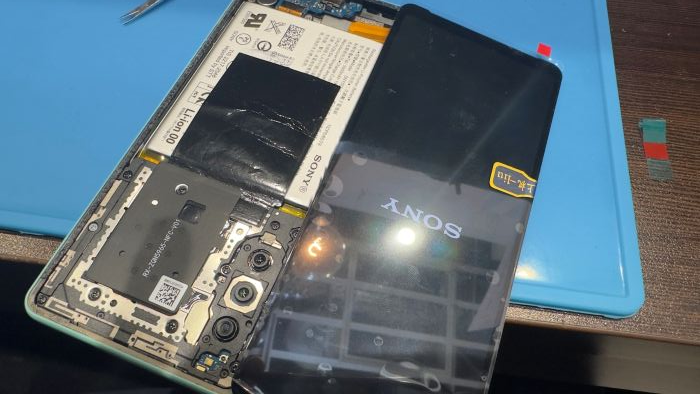 XPERIA 10 mark 4 の液晶交換対応させていただきました。