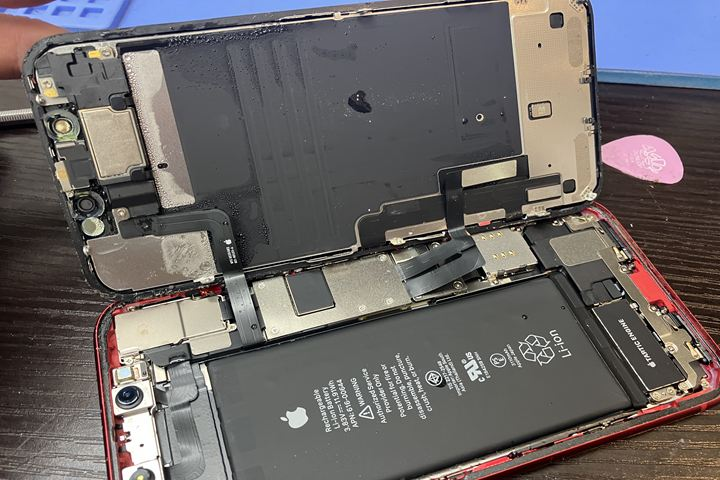 電源は付いてるが水没している状態。iPhone11内部乾燥のご対応