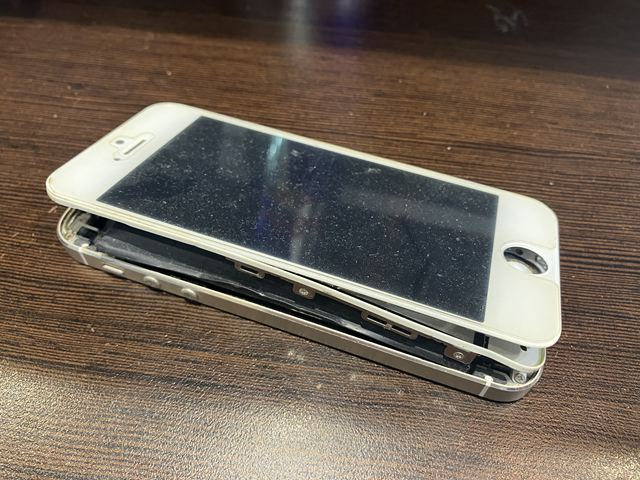 放置していたiPhone5sの電池がパンパンに膨れ上がっている