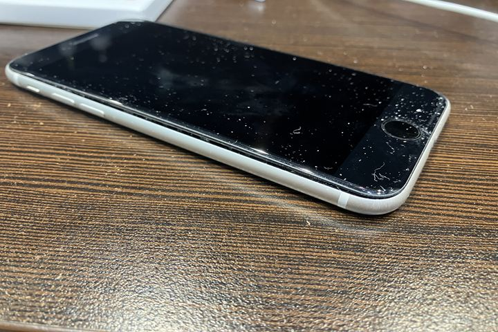 iPhoneSE2の電池膨張により電源が落ちてしまう端末の修理依頼！