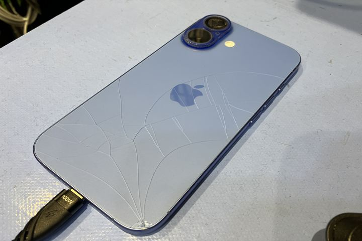 背面ガラス割れは危険！ループ症状がでる危険性があるため早めの修理を！