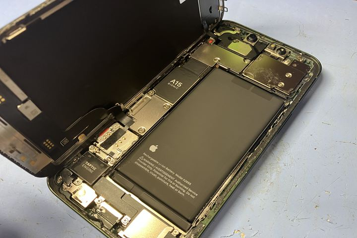 水没により電源がつかない！水没したiPhone13を即日で修理！