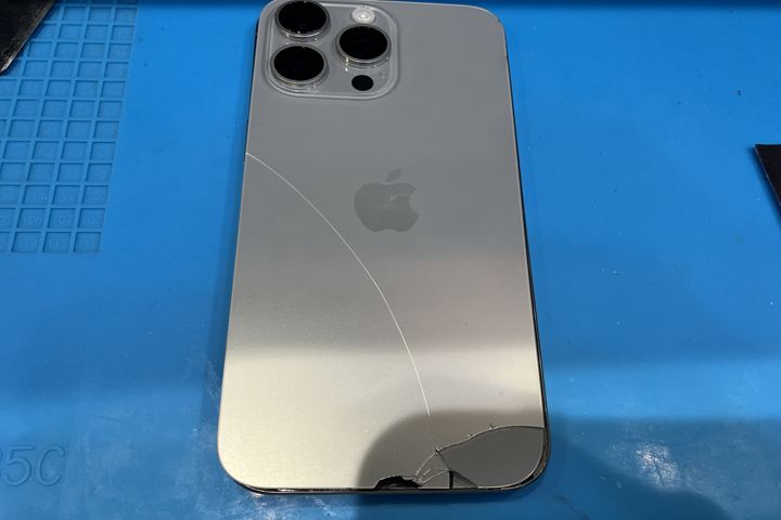 背面ガラスにヒビ割れ発生！背面パネル交換修理にご対応◎