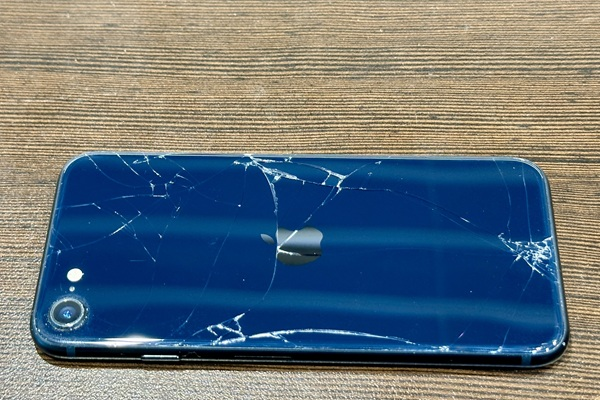 iPhoneSE3 背面割れ修理 当日対応事例