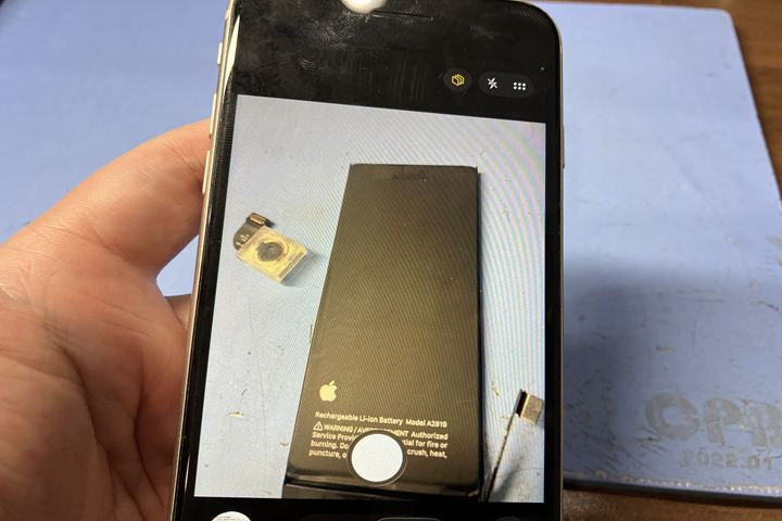 カメラアプリを立ち上げるとカメラがブレる！？【iPhoneSE3】