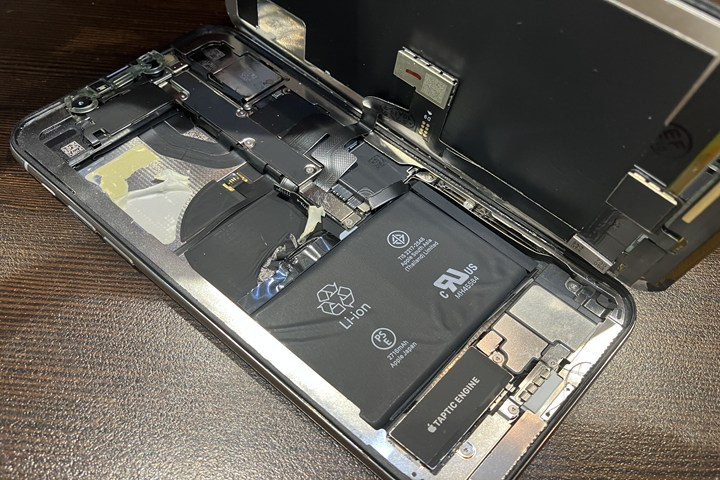画面が外れて電池も半分無くなっている...?? 端末の復旧依頼！