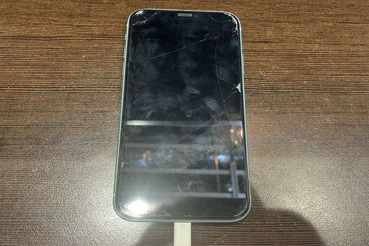 【iPhone11が突然起動しない？】充電反応はあるのに画面が真っ暗