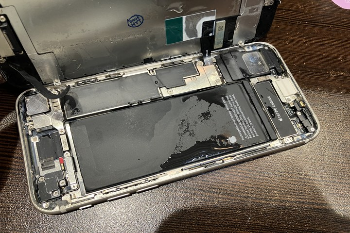 iPhone SE3水没で電源不良！基板修理で復旧