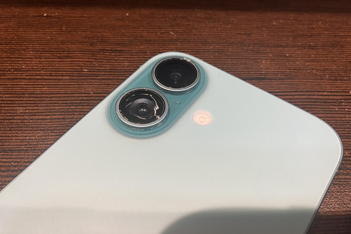 【カメラレンズ割れ】iPhone16のカメラレンズが割れて剥き出し