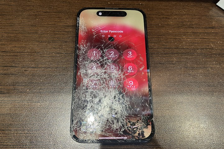画面割れに背面割れあり。ボロボロのiPhoneを復旧したい！