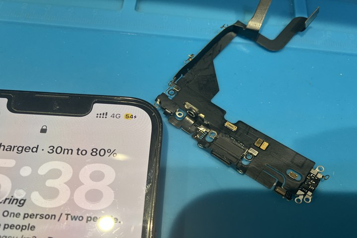 充電口交換&電池交換をまとめてご依頼！iPhone13Proの修理