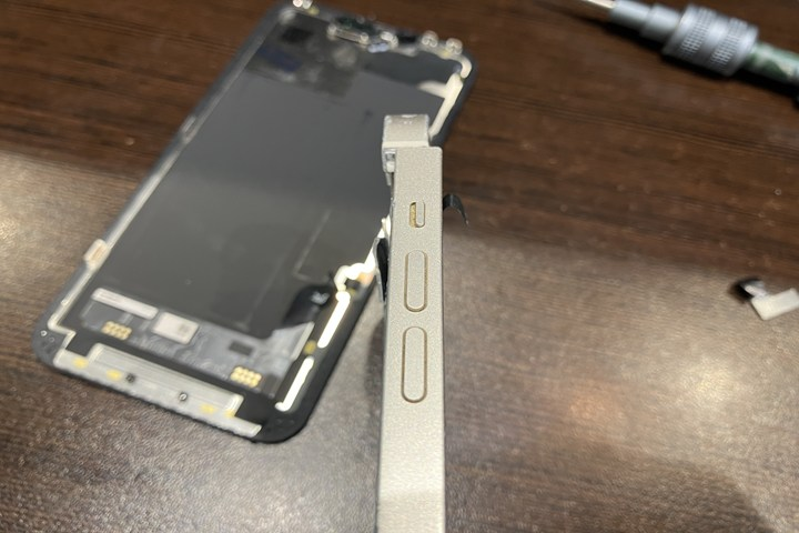 落とした影響でフレームが割れて画面が外れた｜データ救出のため修理へ！