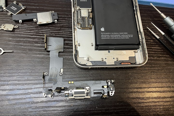 充電口が故障し充電不可となったiPhone13をご紹介