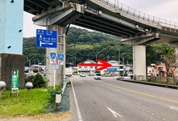 1.天草市内中心地から、瀬戸大橋を渡り三つ角交差点（信号）を栖本方面に右折します。