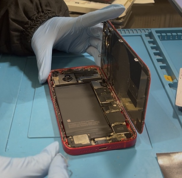 1％のまま充電が増えずにリンゴループ　iPhone14バッテリー交換