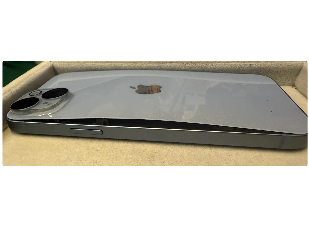 バッテリー膨張による背面ガラス浮き