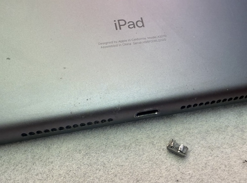 iPad第8世代の充電不良を修理｜充電口の異物除去で改善