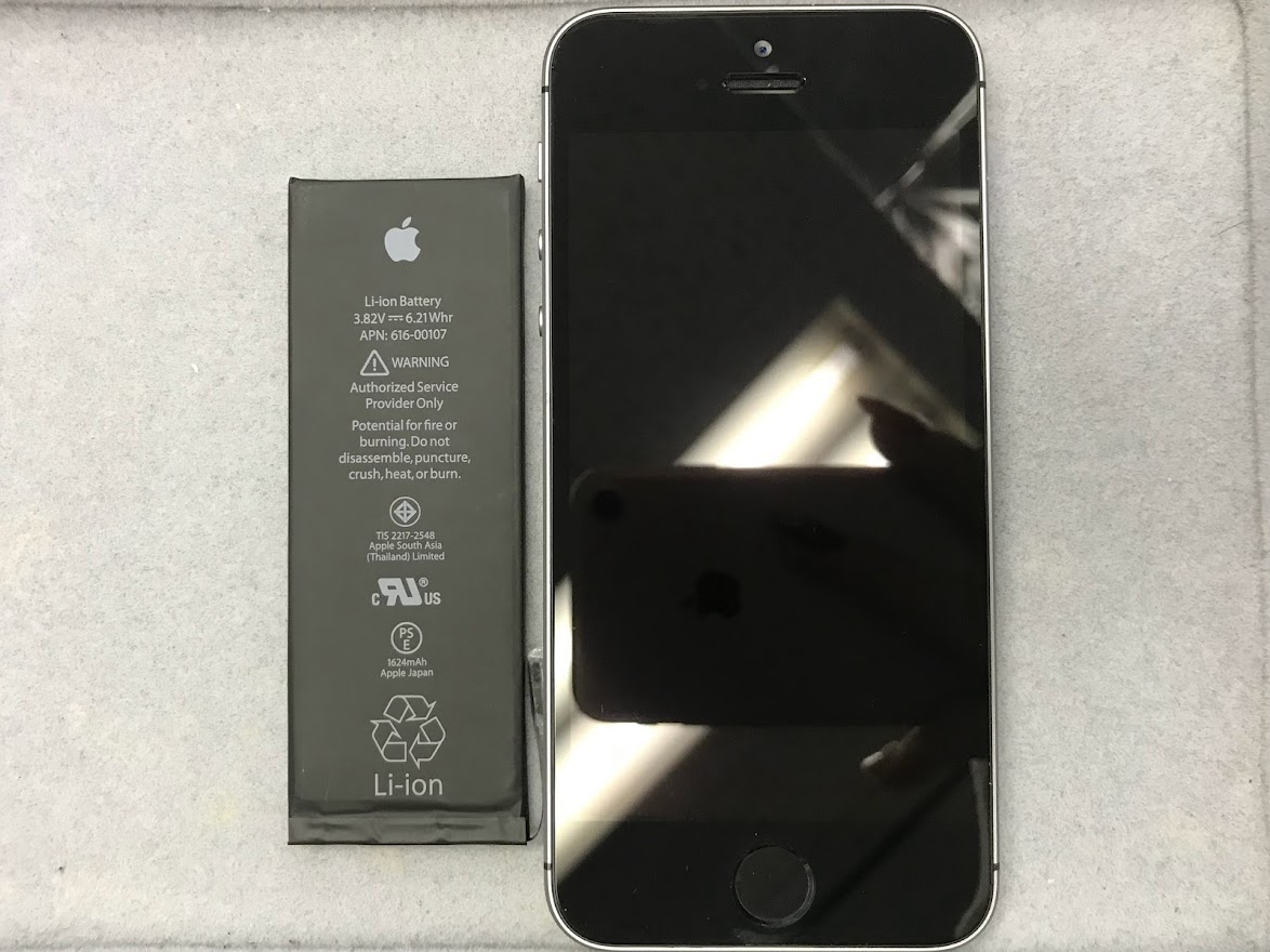 iPhone SEがリンゴマークから起動しない症状をバッテリー交換で