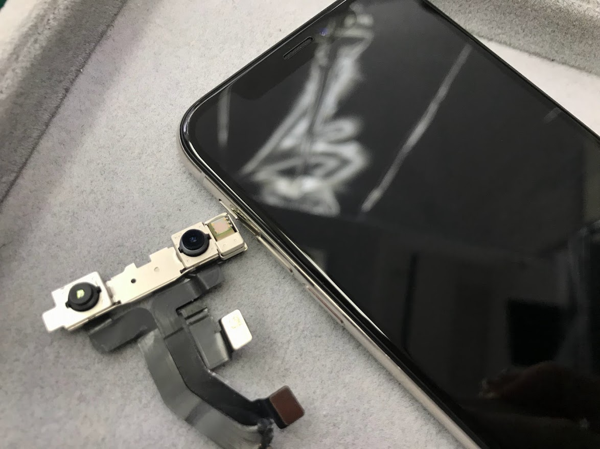 iPhone Xのフロントカメラが真っ暗になる症状を修理