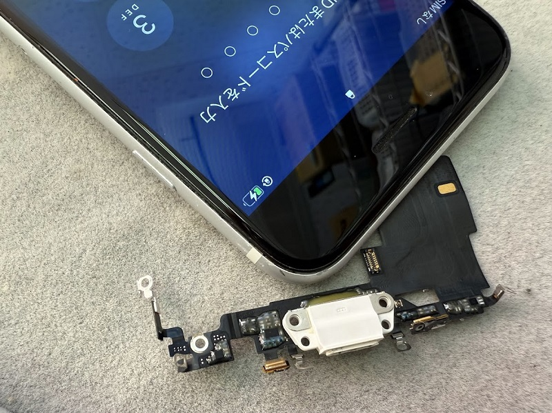 iPhoneSE（第2世代）充電コネクタ交換修理