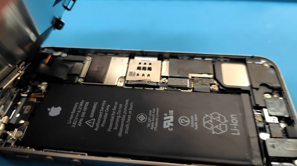 iPhoneSE1もバッテリー交換で復活…する可能性もあります！