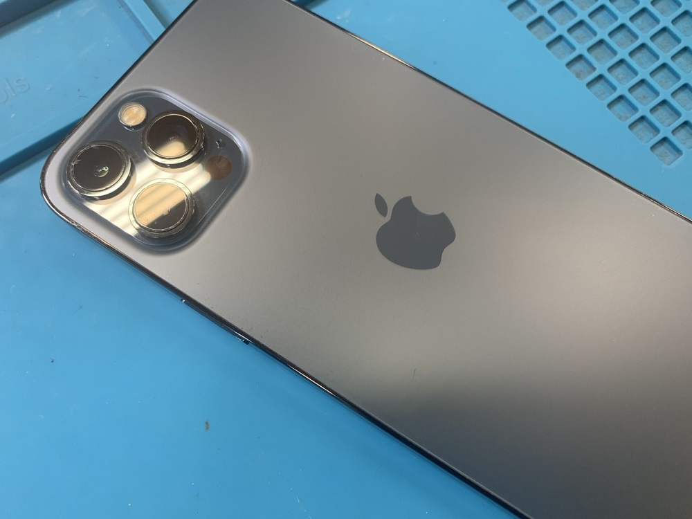 iPhone14ProMaxの画面交換も承ります！！