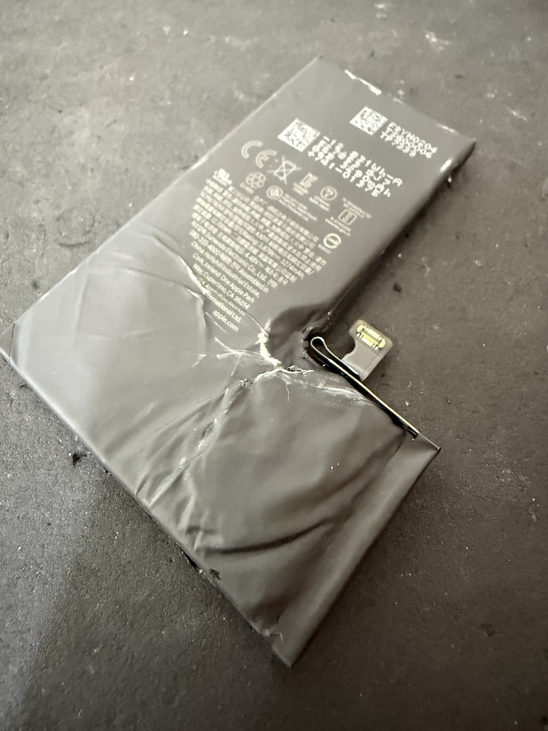 松戸iPhone15Pro修理！バッテリー膨張と画面故障も即日60分