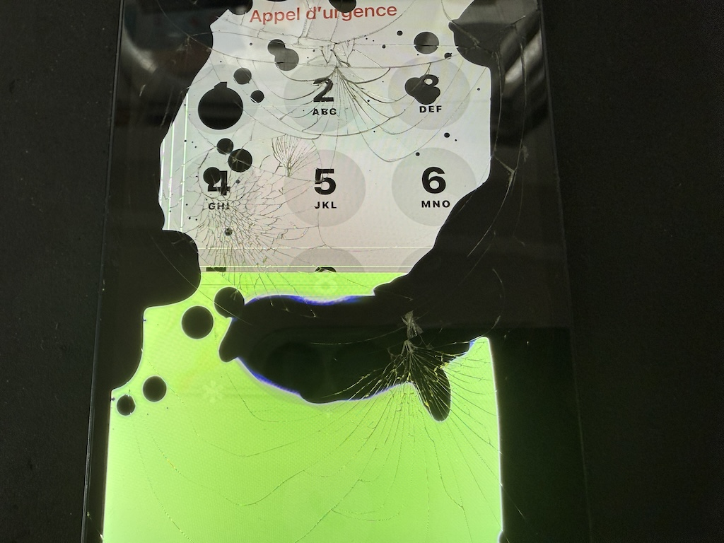 松戸iPhone12修理！背面ガラスが割れても画面のみ即日交換OK！