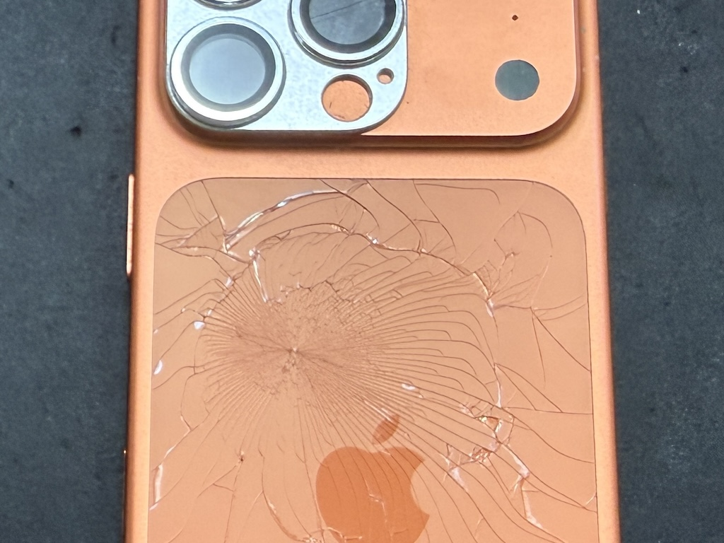 【iPhone17Pro】背面ガラス割れも即日60〜90分！