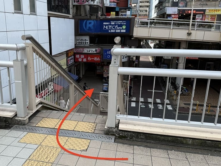右手に下る階段があるので、そのまま真っ直ぐ降りてください