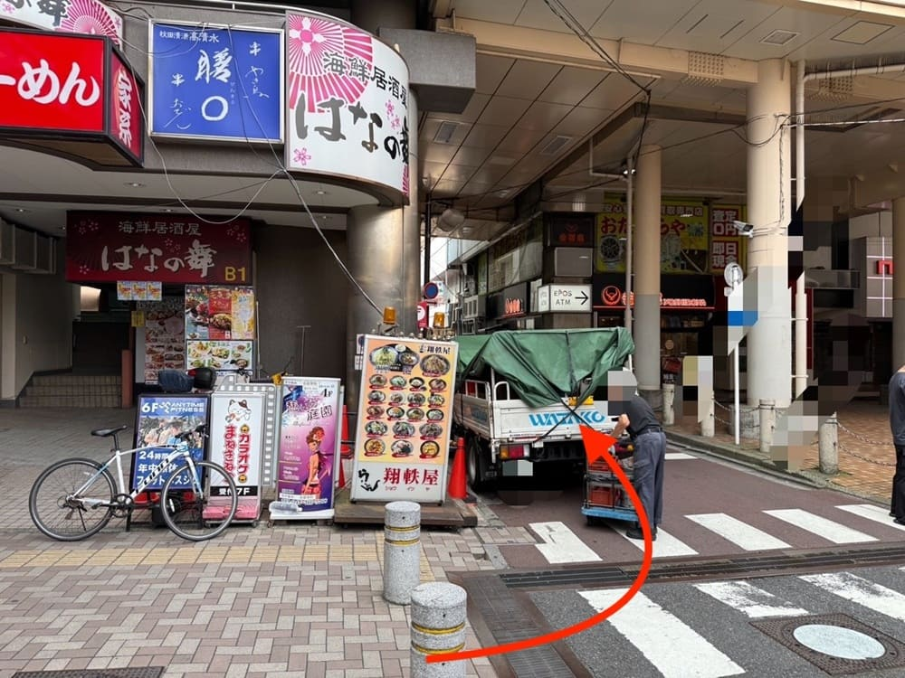 はなの舞さんと吉野家さんの間の路地を進んでください