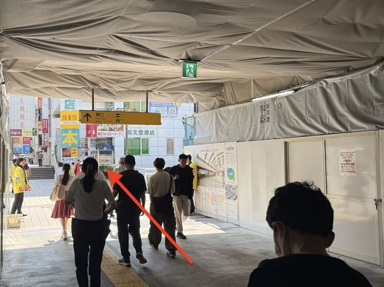 松戸駅の改札を出て東口(左側)に進み、デッキに出てください