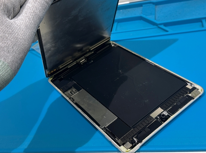 iPadの電源が入らない起動不良を修理｜液晶パネル・バッテリー交換
