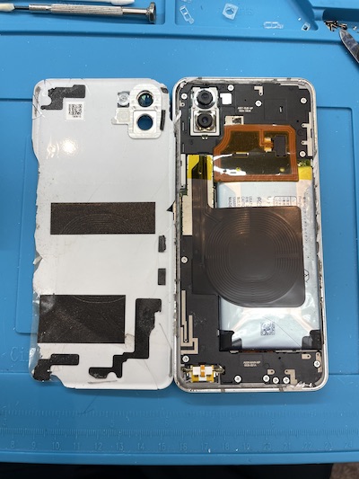 AQUOS R3　バックパネル割れ修理