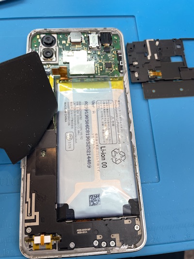 AQUOS R3　SHV44 SH-04L バッテリー膨張