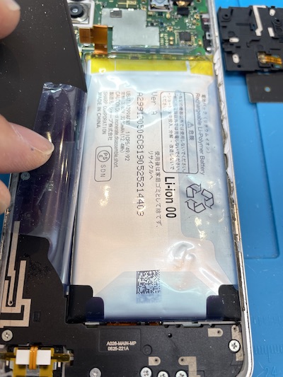 AQUOS R3　SHV44 SH-04L バッテリー膨張