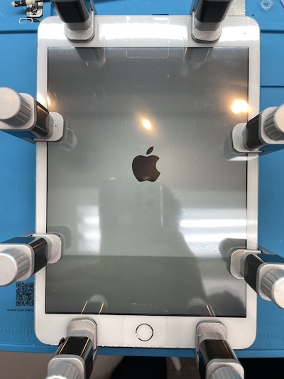 iPadmini3 画面割れ修理　接着固定