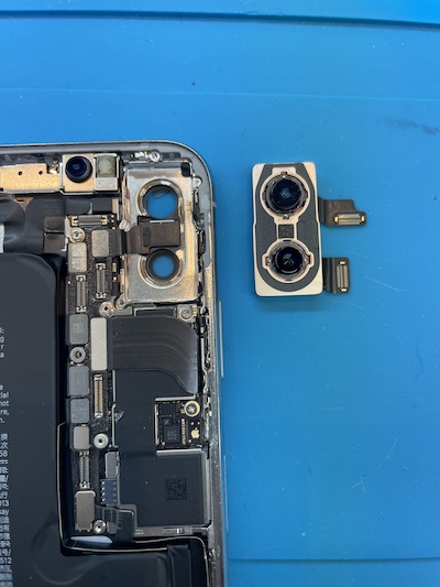 iPhoneXS リアカメラレンズ割れ修理