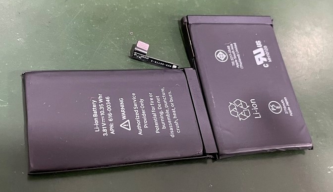 取り外したiPhoneXバッテリー