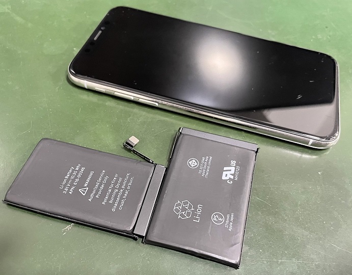 取り外したiPhoneXバッテリーと、iPhoneX